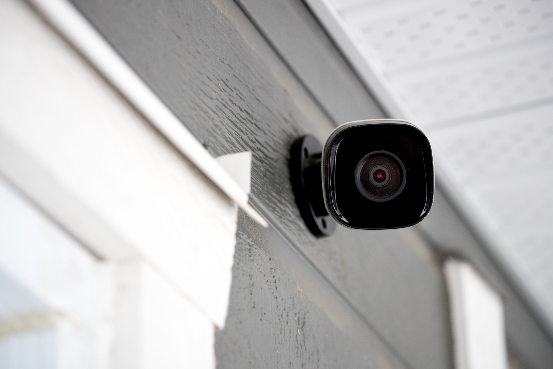Sisteme de supraveghere video în București | INTEGRA GUARD – Protecție completă pentru locuința sau afacerea ta. Instalare profesională, camere HD/4K, monitorizare 24/7. Dispecerat propriu. 20 de ani de experiență.